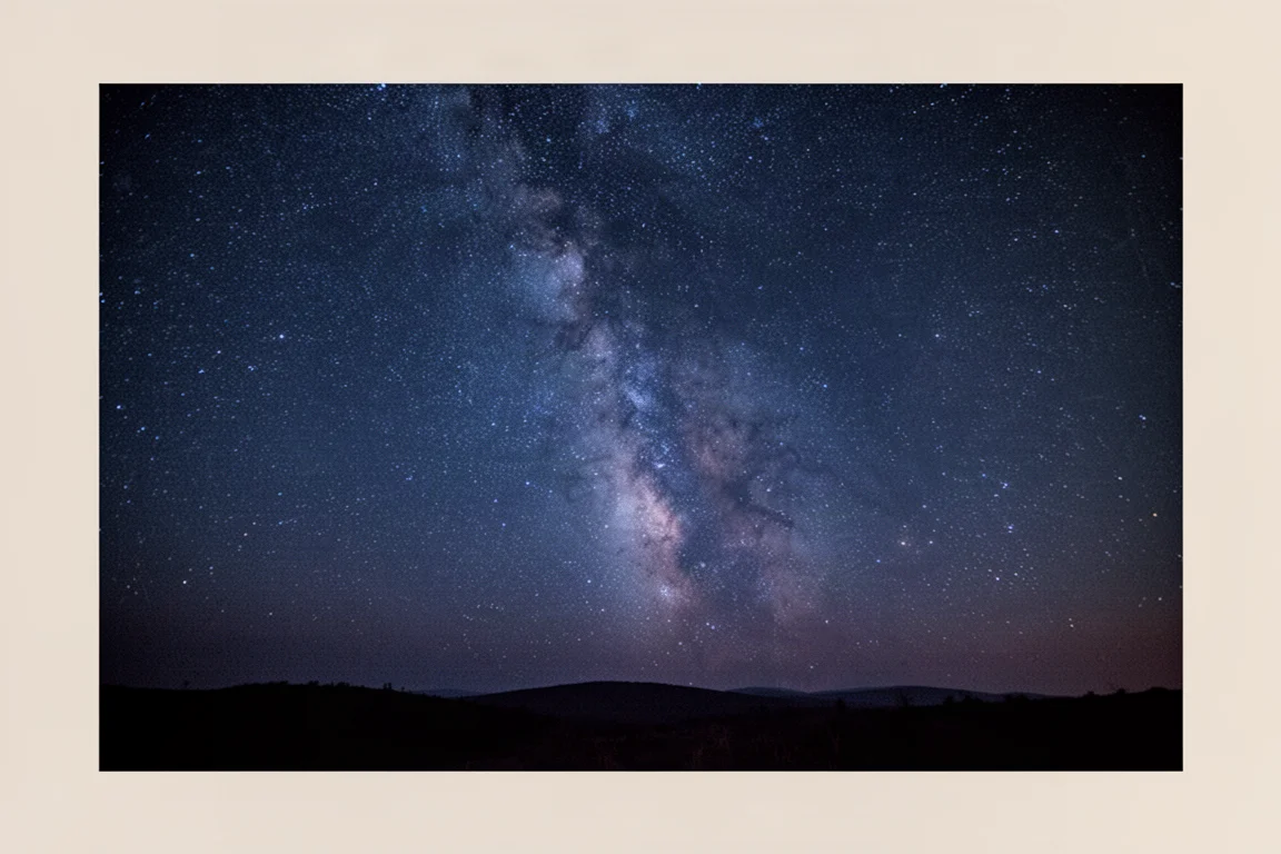 Cielo notturno pieno di stelle sopra un paesaggio scuro in controluce