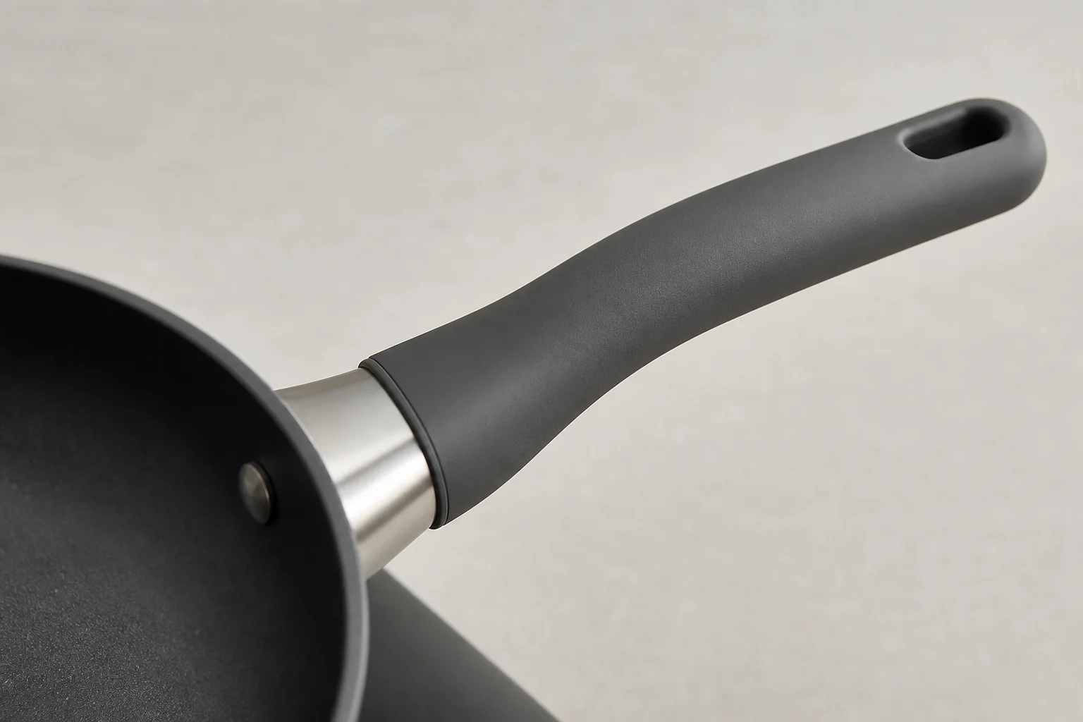 Detalj av handtaget på en non-stick-panna som visar den ergonomiska designen