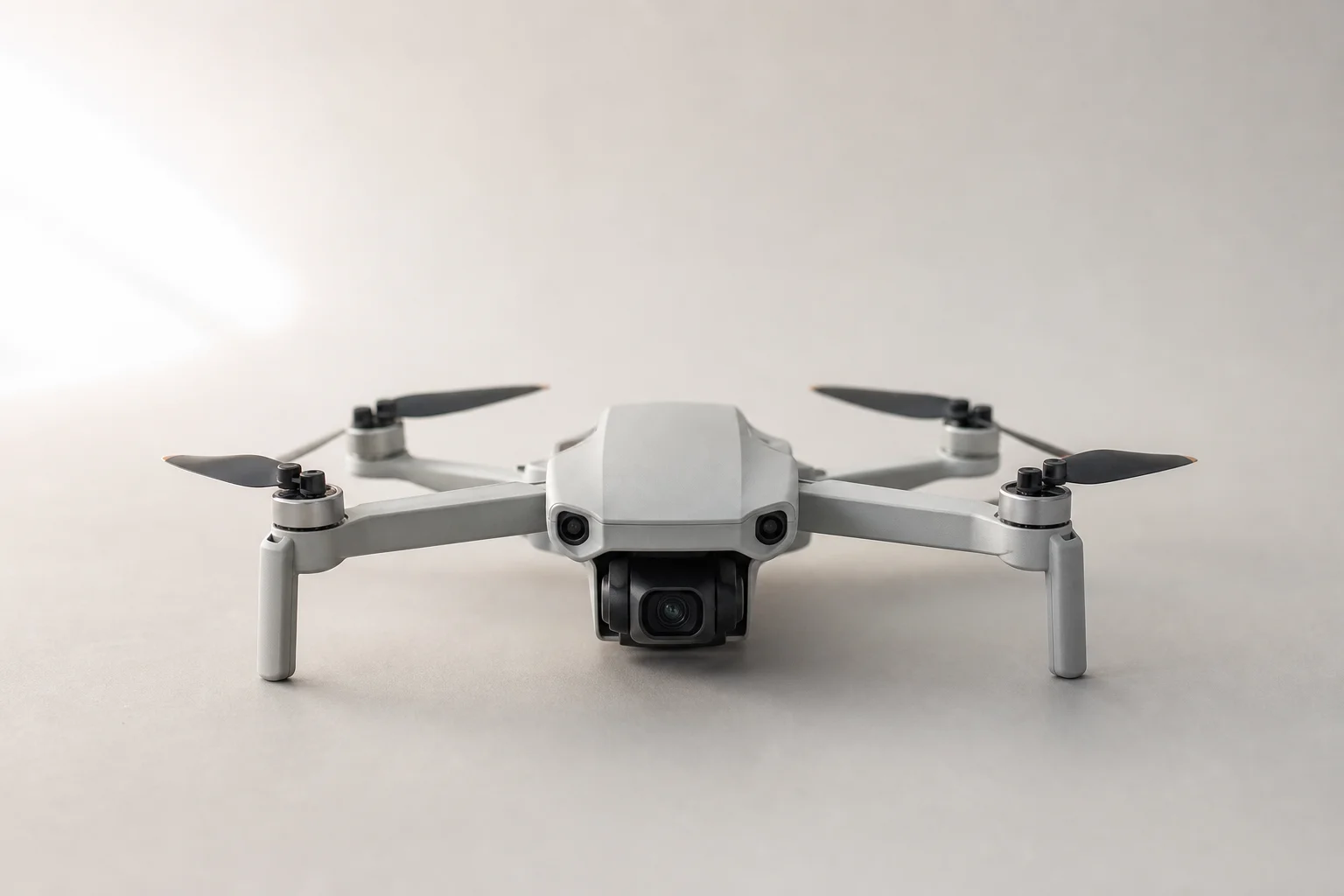 Drone pliable en position ouverte sur une surface neutre, prêt à décoller