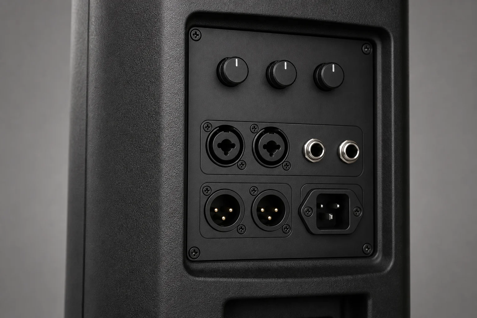 Primer plano del panel trasero de un altavoz PA con conectores de entrada XLR y TRS