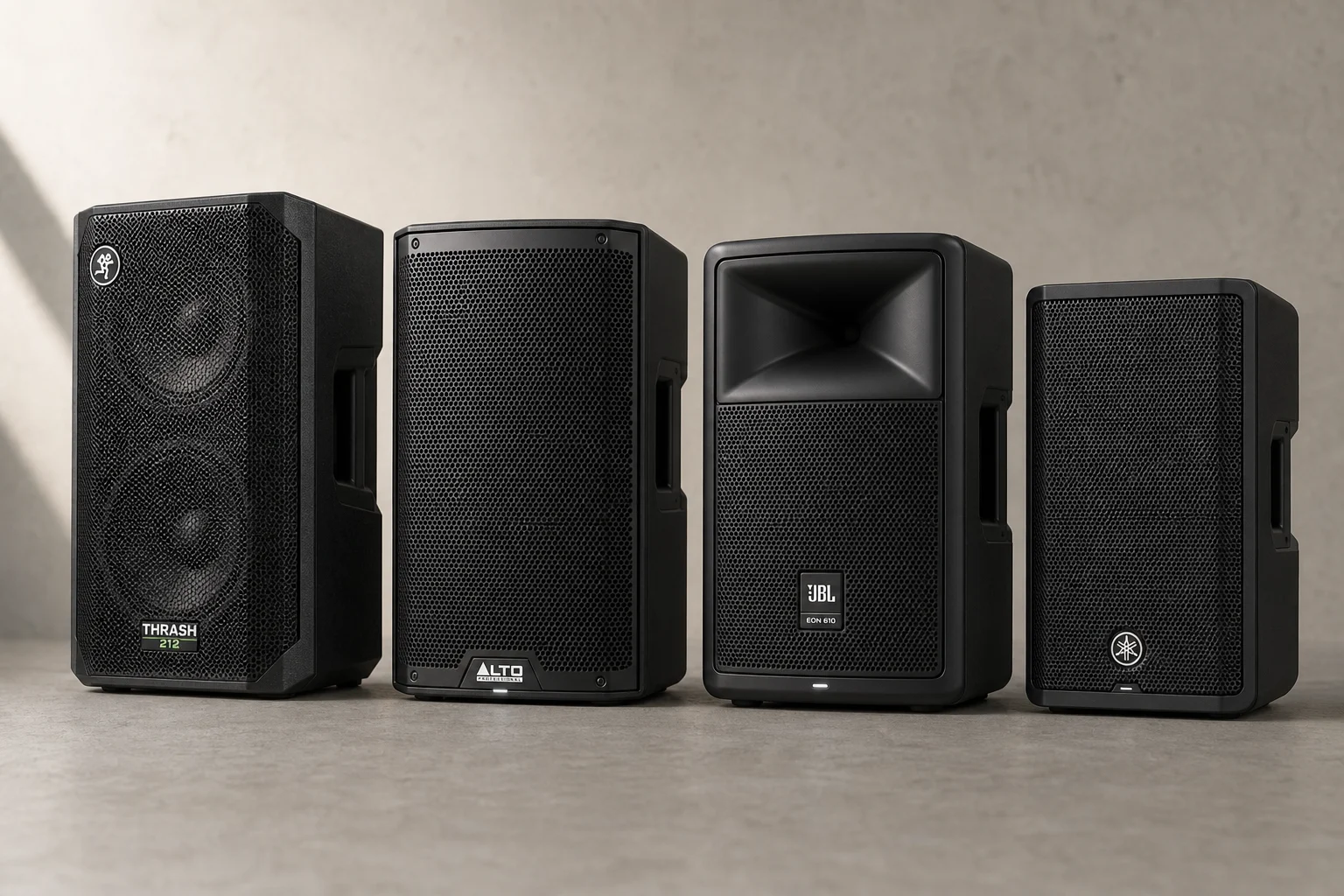 Cuatro altavoces PA económicos alineados sobre hormigón: Mackie Thrash 212, Alto TS410, JBL EON 610, Yamaha DBR10