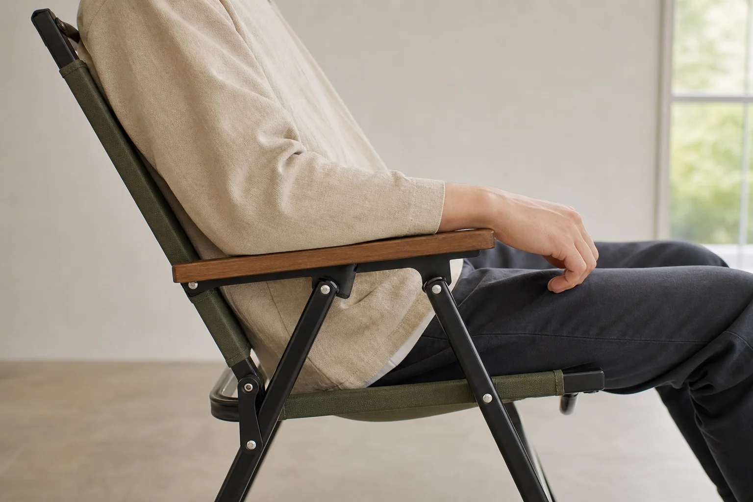 Seitenprofil einer Person in einem Campingstuhl zur Veranschaulichung der Ergonomie