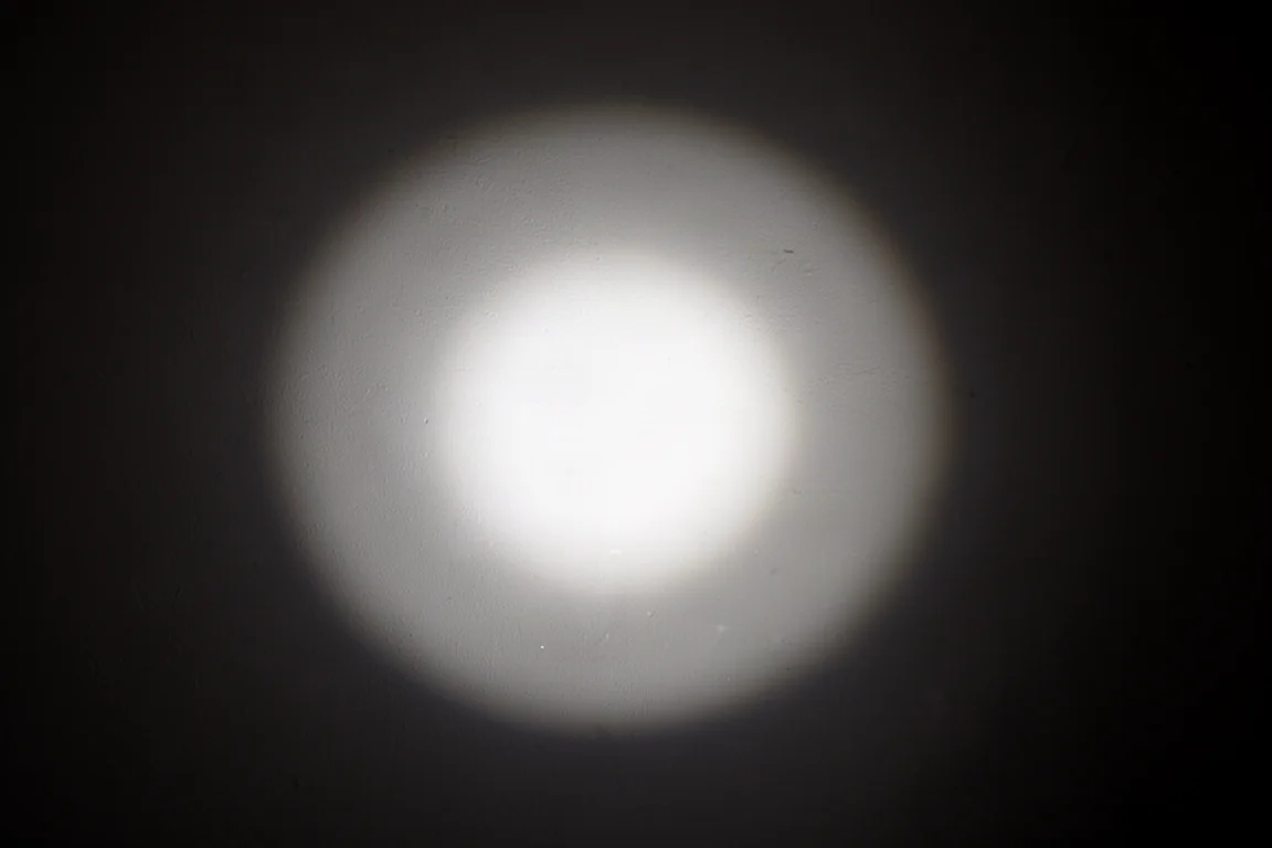 Close-up van een floodlight-bundeling met een heldere hotspot in het midden
