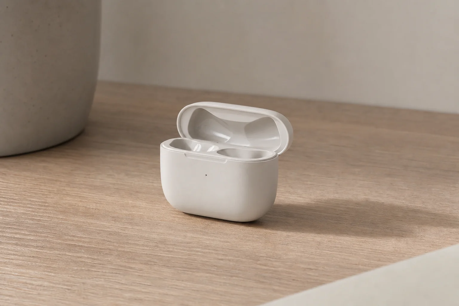 Ladecase für In-Ear-Kopfhörer auf einem Holztisch mit weichen Schatten