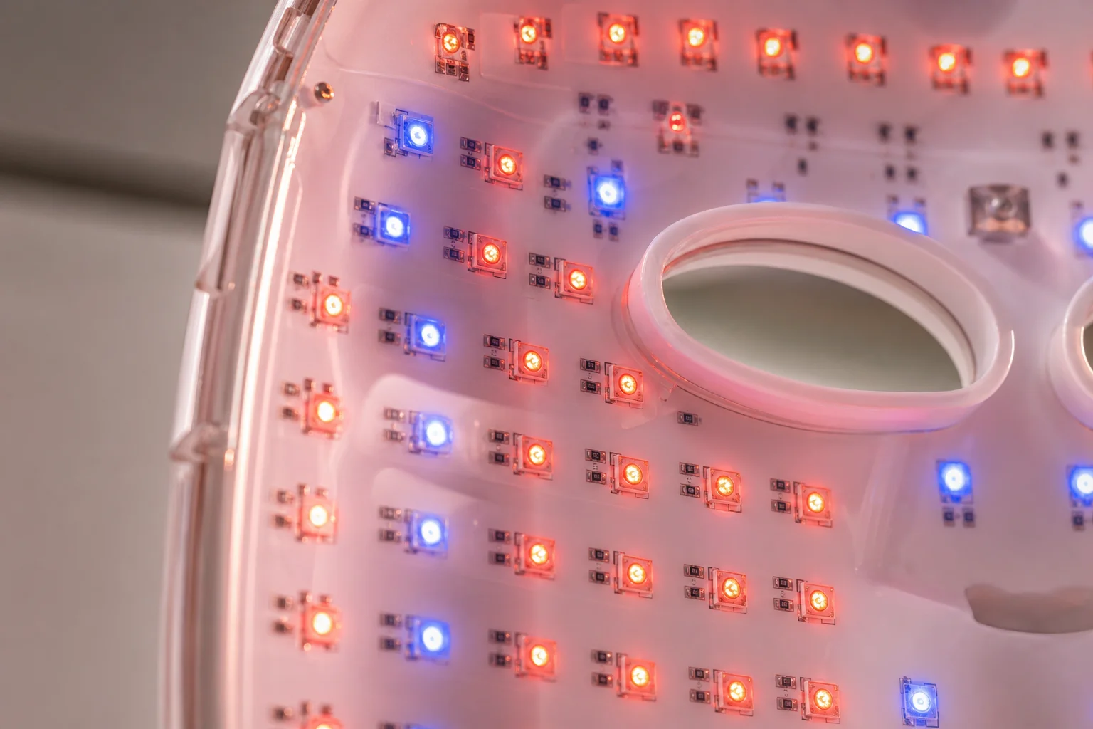 Dettaglio della matrice di luci LED su una maschera facciale con lunghezze d'onda rosse e blu