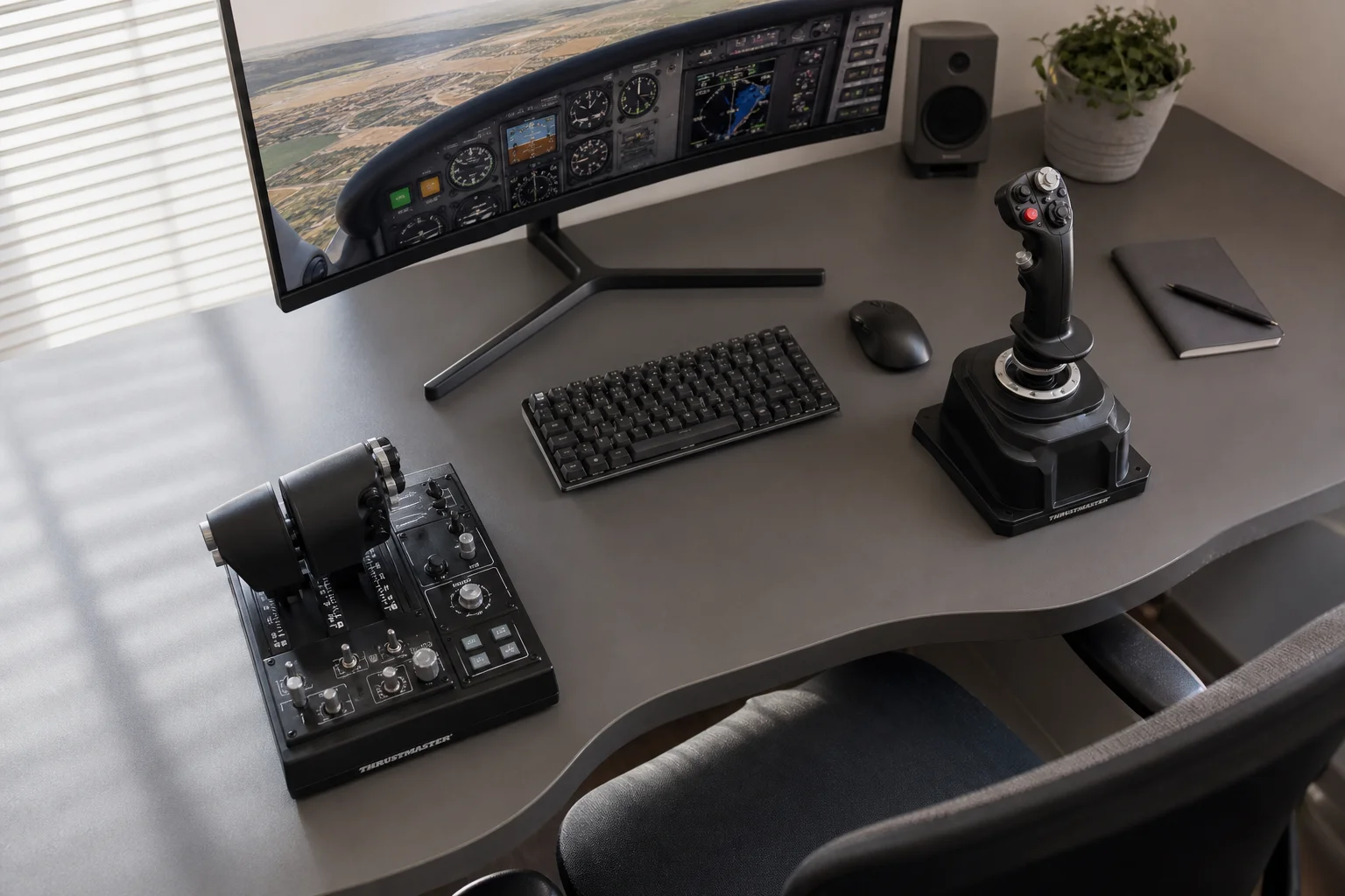 Configuration de simulation de vol avec joystick et manette de gaz sur un bureau