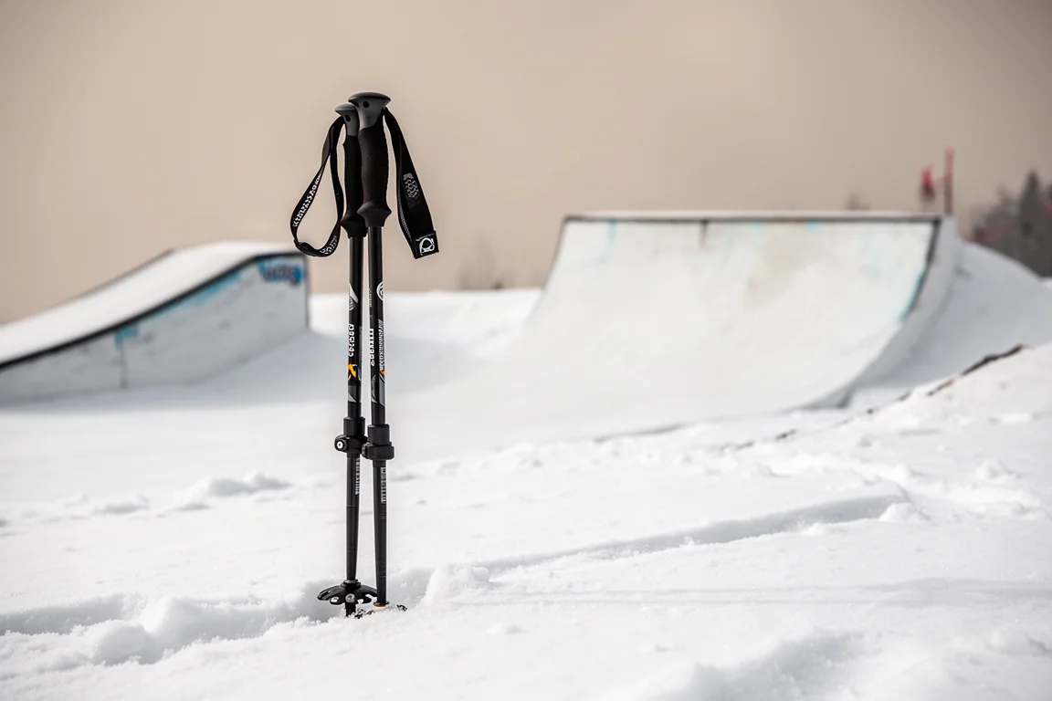 Bâton de ski télescopique avec manche tournevis intégré posé sur la neige