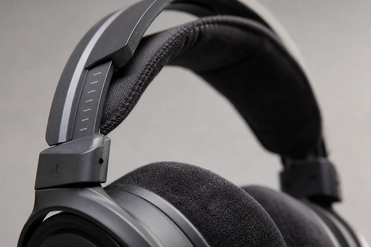 Gros plan sur les coussinets et le système de suspension d'un casque gaming