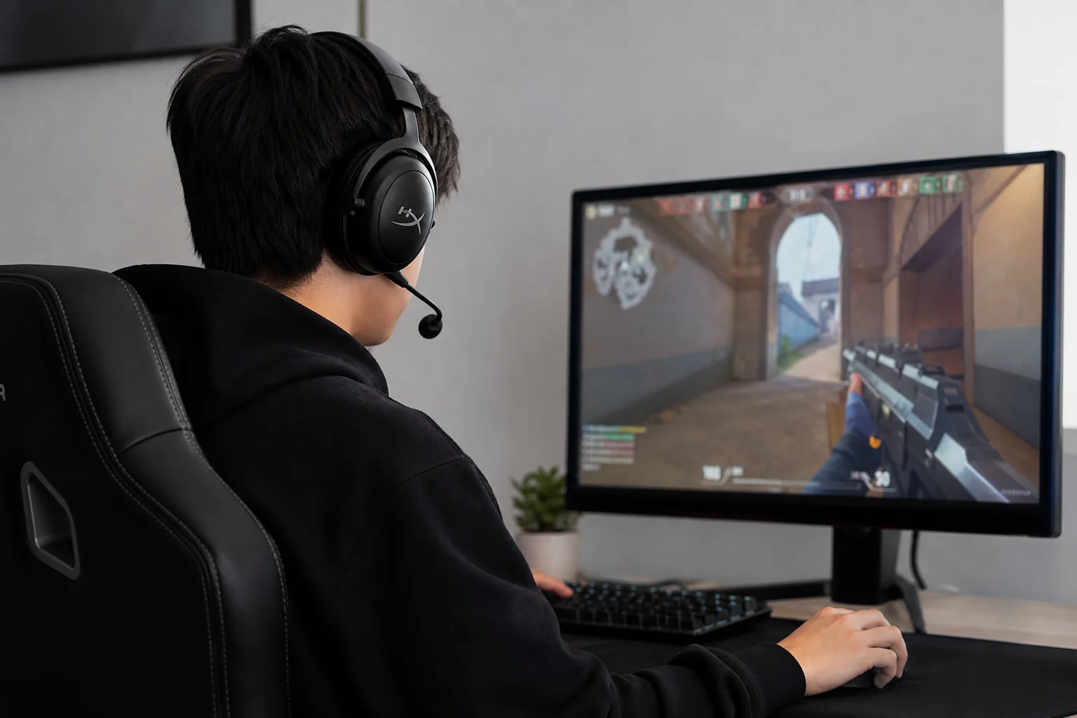 Profil d'un joueur portant un casque pendant une session de jeu active