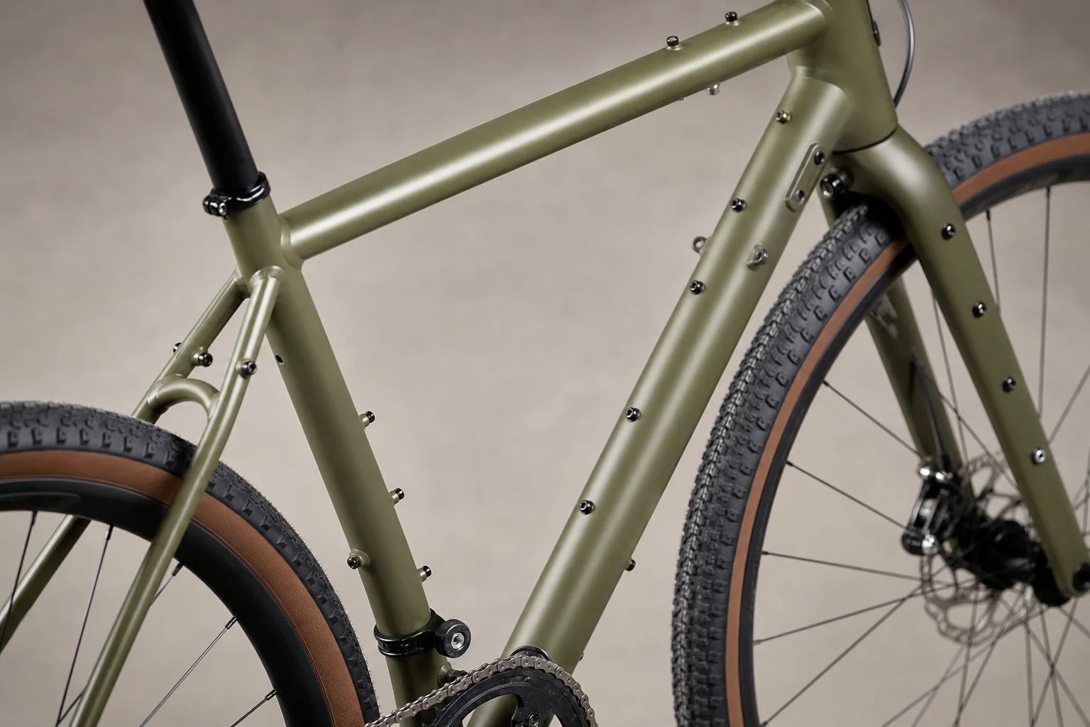 Cadre de vélo de gravel montrant de multiples points de fixation pour porte-bagages et sacoches