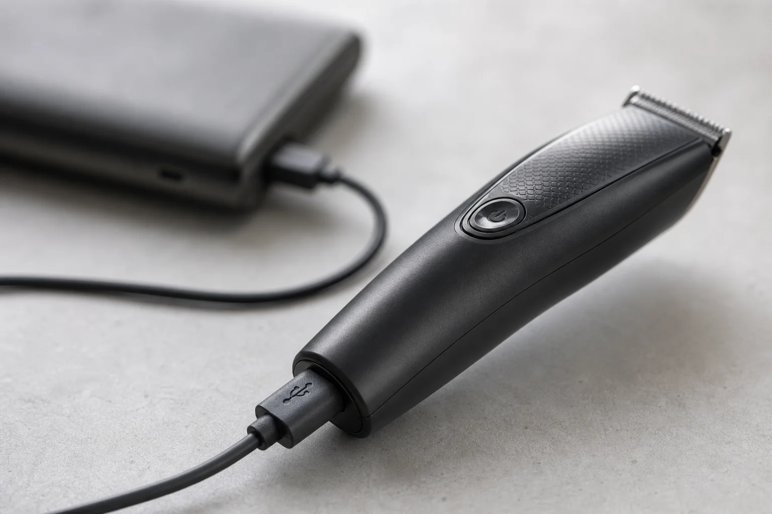 Cavo di ricarica USB collegato a un regolabarba, che mostra la moderna comodità di ricarica