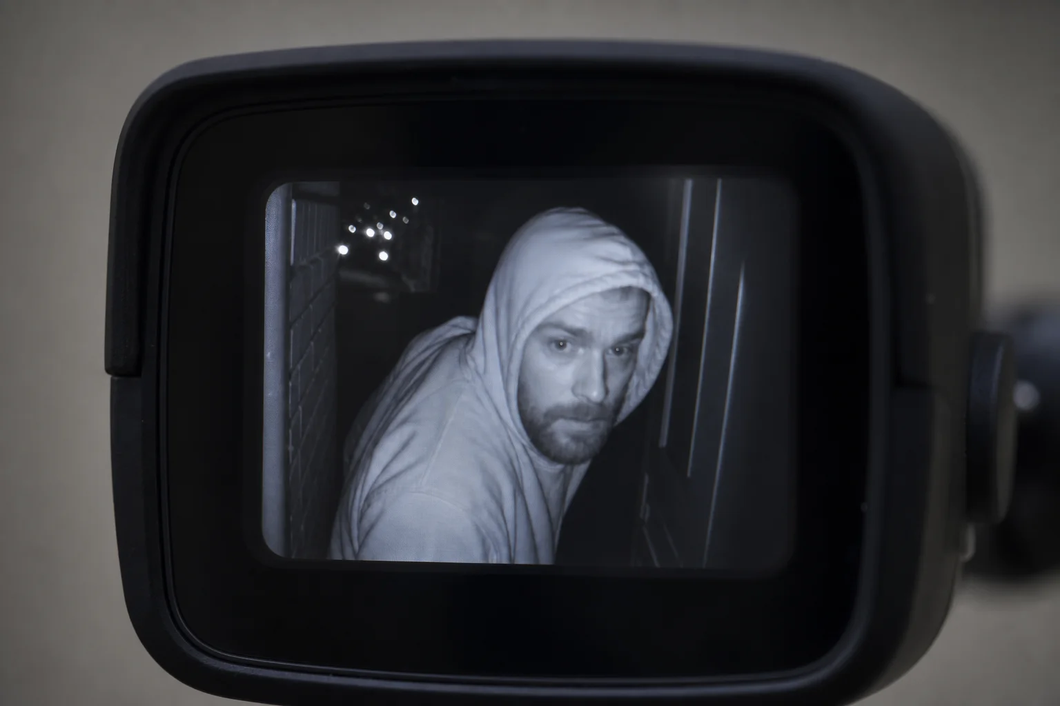 Gros plan sur la vision nocturne infrarouge montrant des détails nets dans l'obscurité
