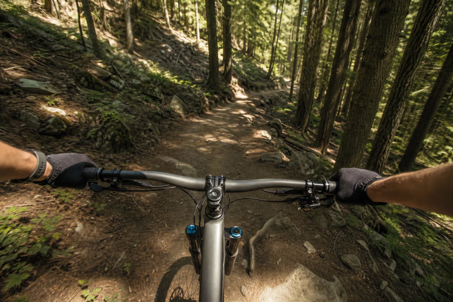 Mountainbikecyklist på stig med bröstmonterat kameraperspektiv