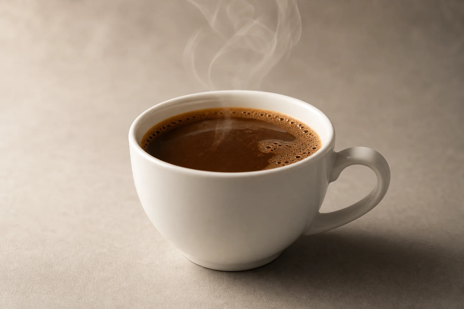 Eine einzelne Tasse Instantkaffee mit satter brauner Farbe und leichtem Dampf, der von der Oberfläche aufsteigt