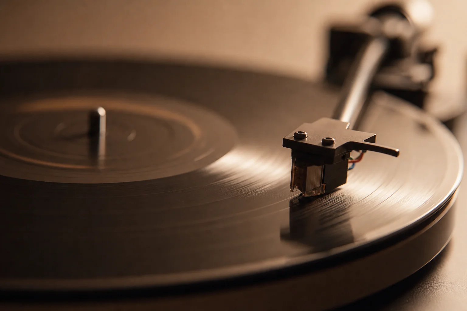 Disque vinyle tournant sur une platine avec le bras de lecture positionné au-dessus des sillons
