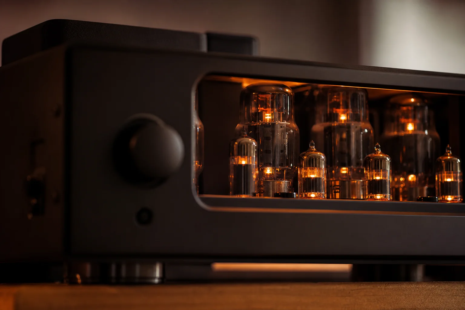 Amplificateur à tubes vintage avec des tubes à vide brillants visibles à travers le panneau avant