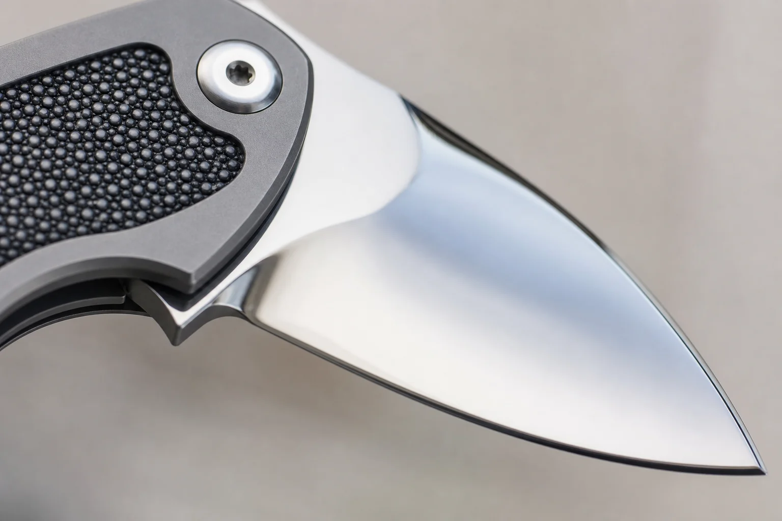 Mirror-polished convex blade of a high-end folding knife