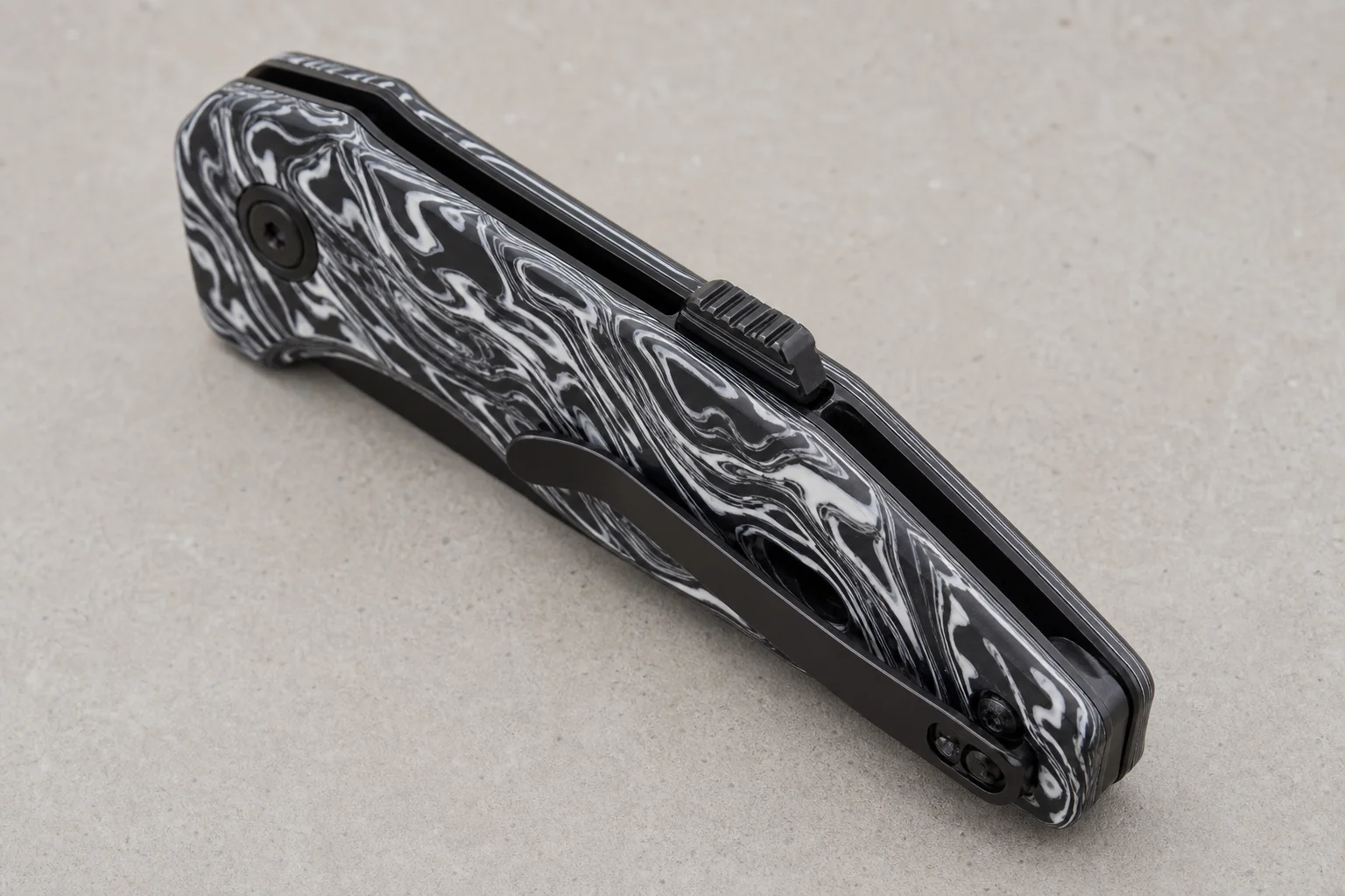 Assisted opening knife with a spine-mounted safety switch
