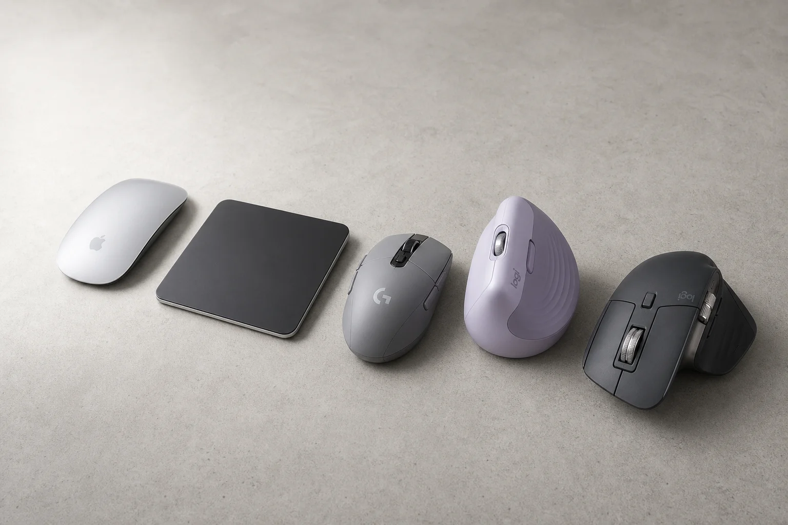 五款滑鼠排列在水泥桌面上：Apple Magic Mouse、Magic Trackpad、Logitech G305、Lift 以及 MX Master 3