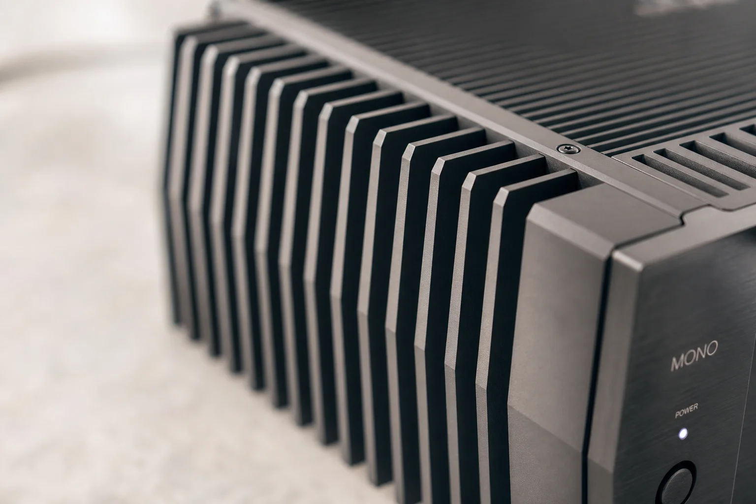 Primo piano del dissipatore di calore dell'amplificatore e design delle alette di raffreddamento