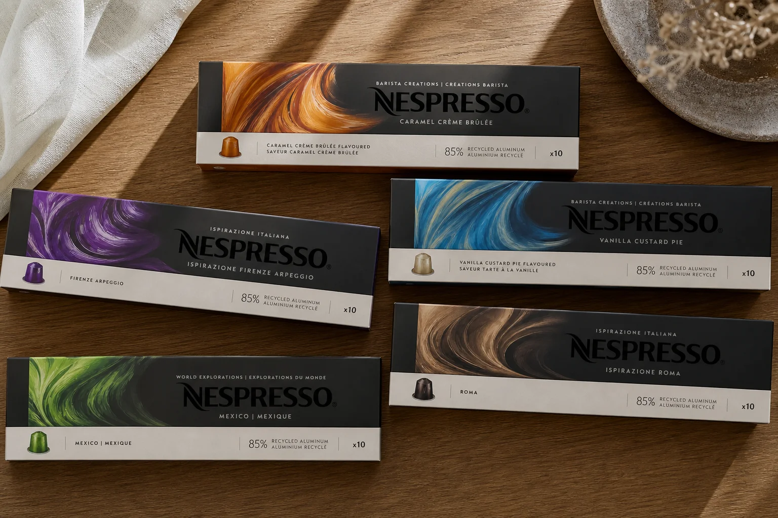 Paquetes variados de cápsulas Nespresso expuestos sobre una superficie de madera