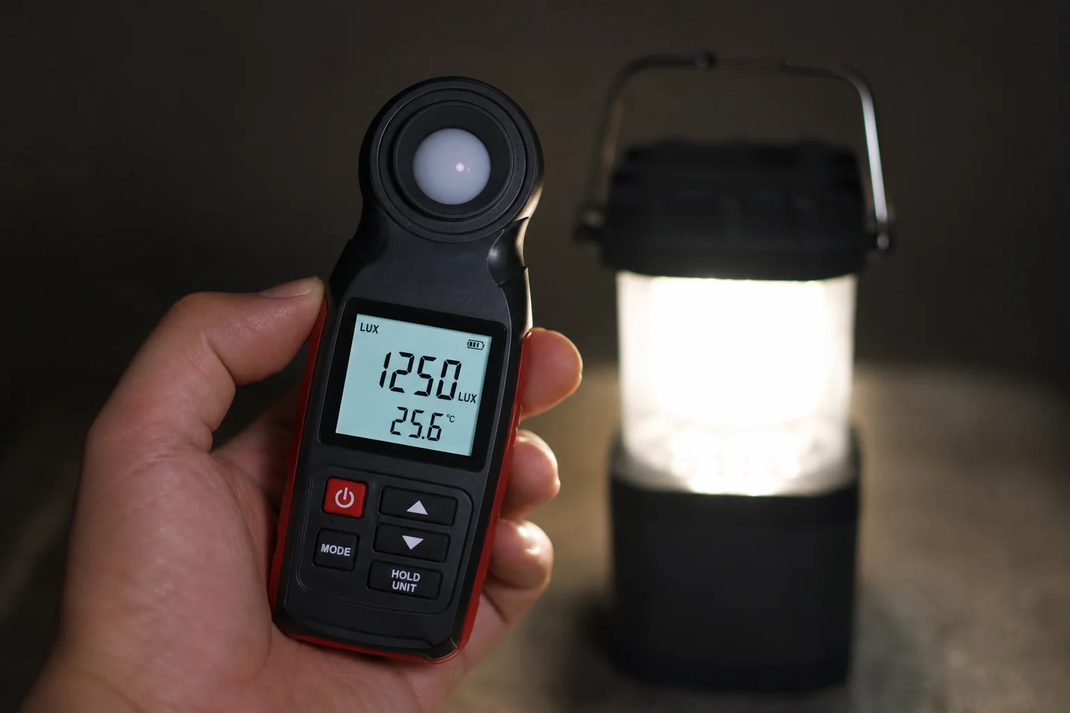 Luxmeter misst die Lichtleistung einer Campinglaterne in einer abgedunkelten Testumgebung