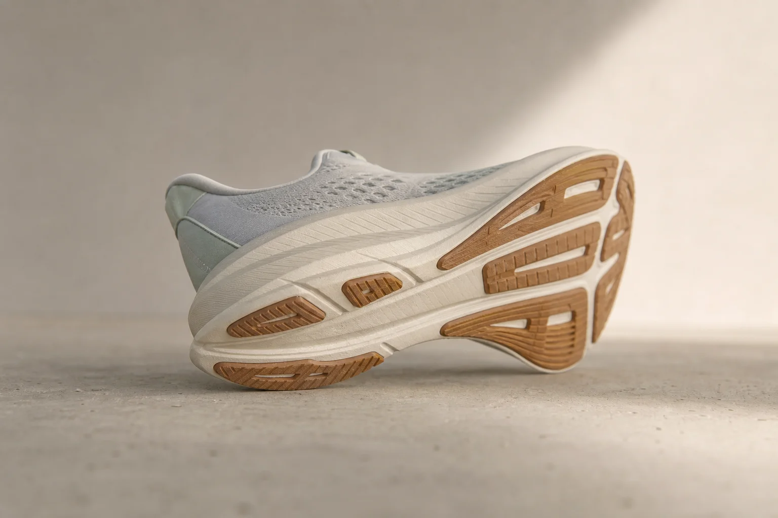 Suela y plataforma de una zapatilla de running vistas desde abajo mostrando la anchura y la geometría rocker