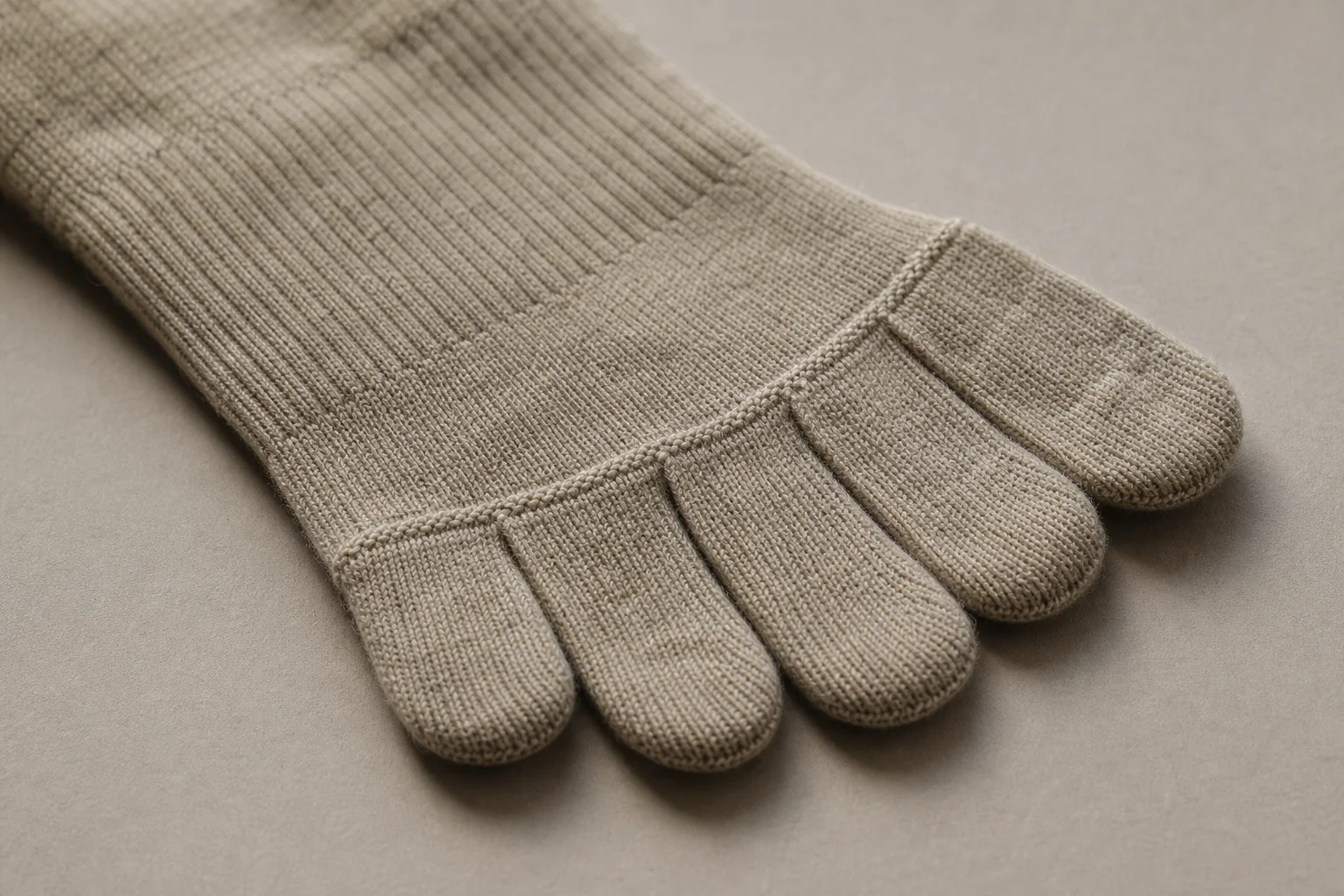 Dettaglio di una calza a dita che mostra gli scomparti individuali e la trama in lana merino