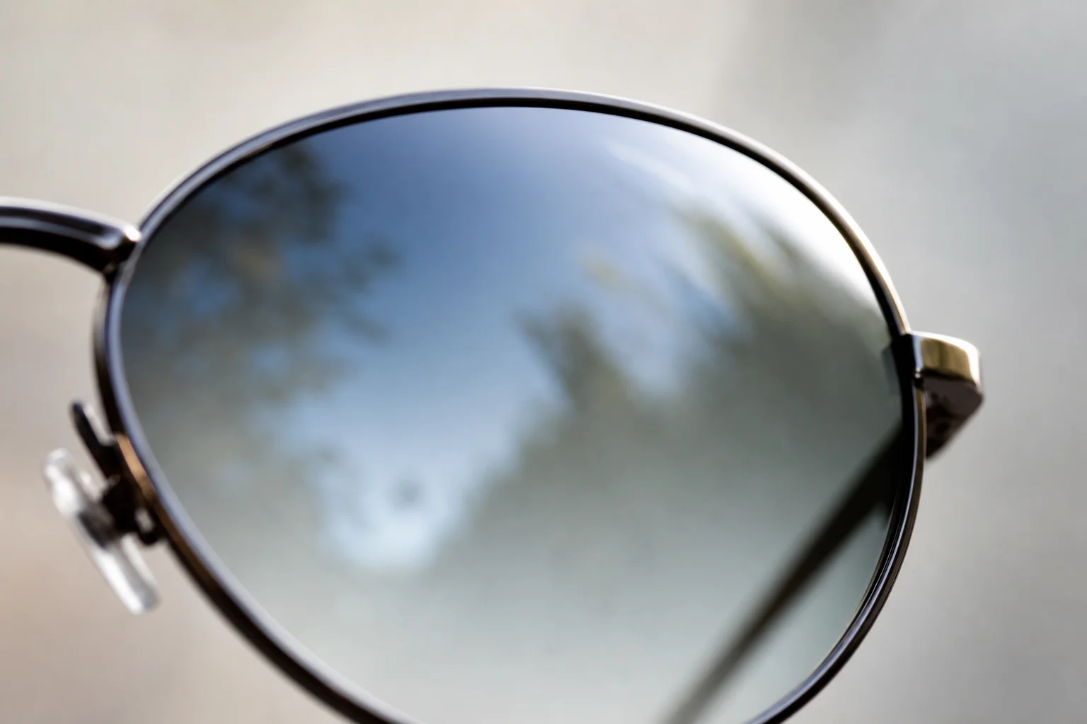 Nahaufnahme eines Sonnenbrillenglases, das Polarisation und Lichtreflexion zeigt