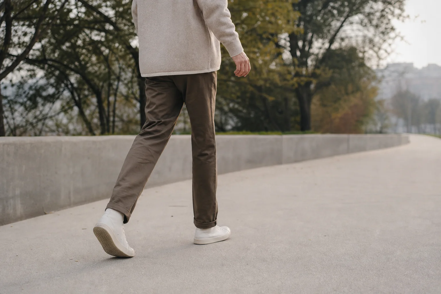 Persona caminando por un sendero pavimentado a plena luz del día