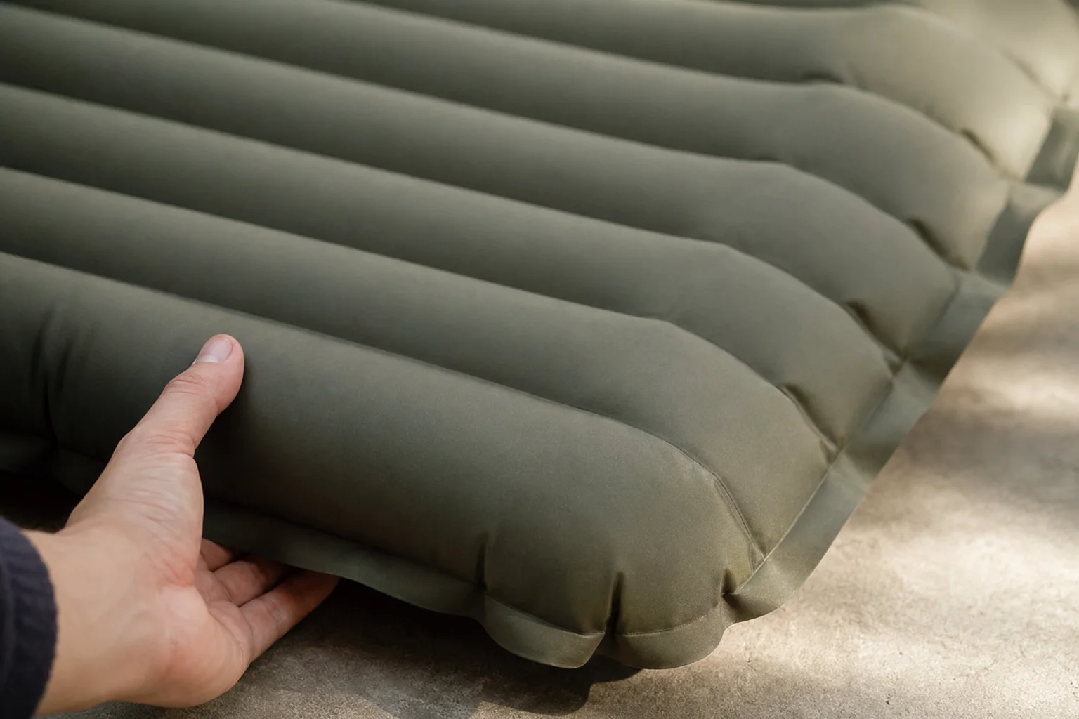 Primer plano de una colchoneta inflada que muestra la estructura de celdas de aire y el grosor