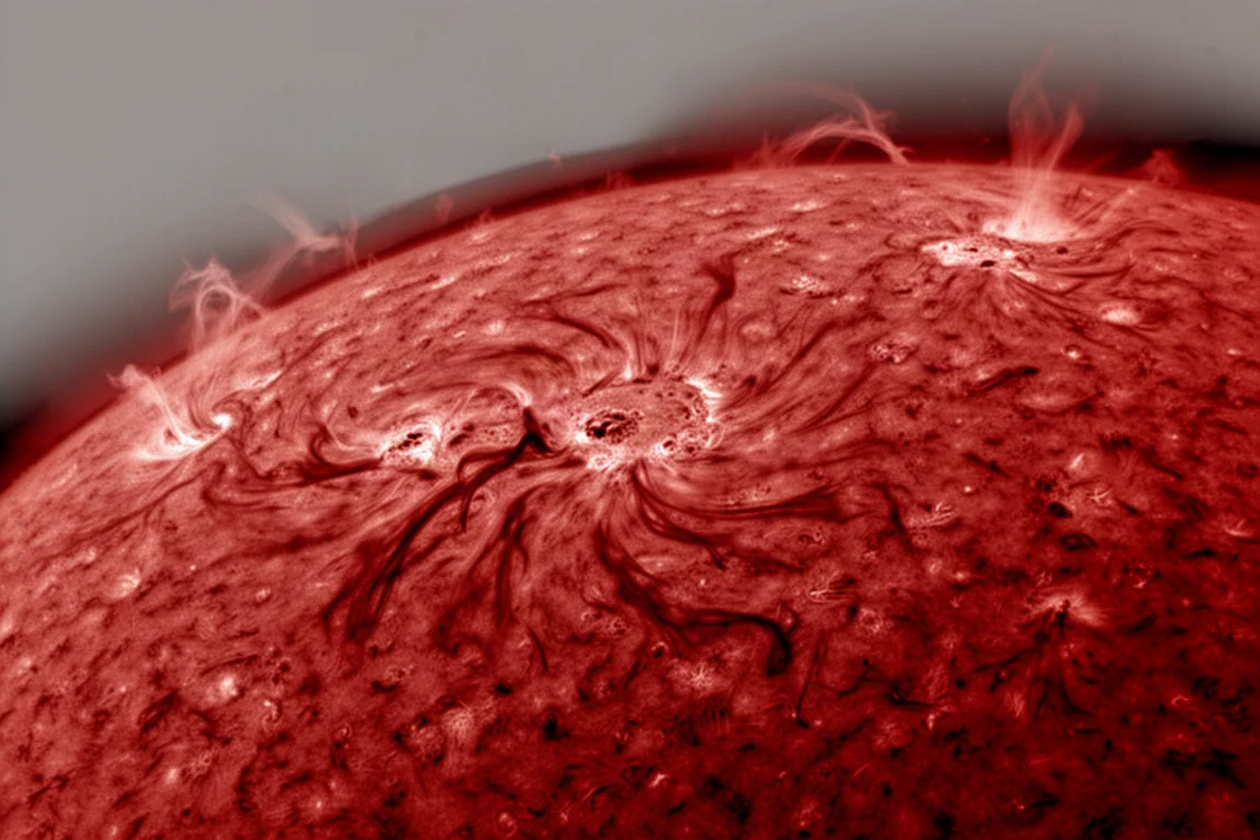 Nahaufnahme der detaillierten Sonnenoberfläche in rotem Hydrogen-Alpha-Licht