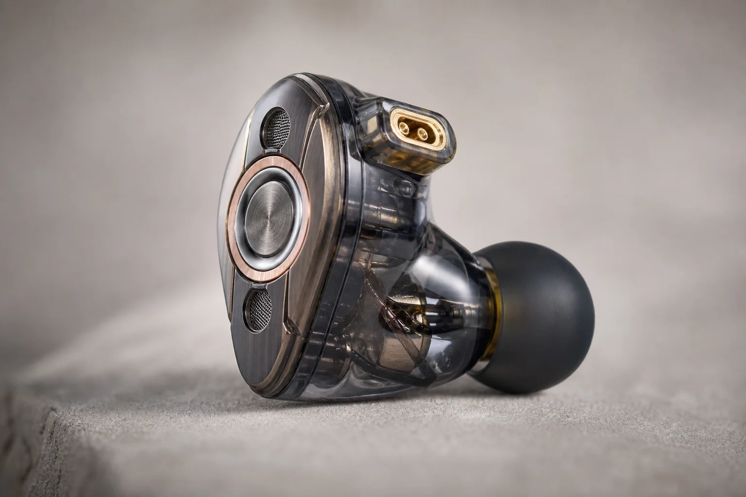 Auriculares de gama alta con configuración de múltiples transductores en vista detallada