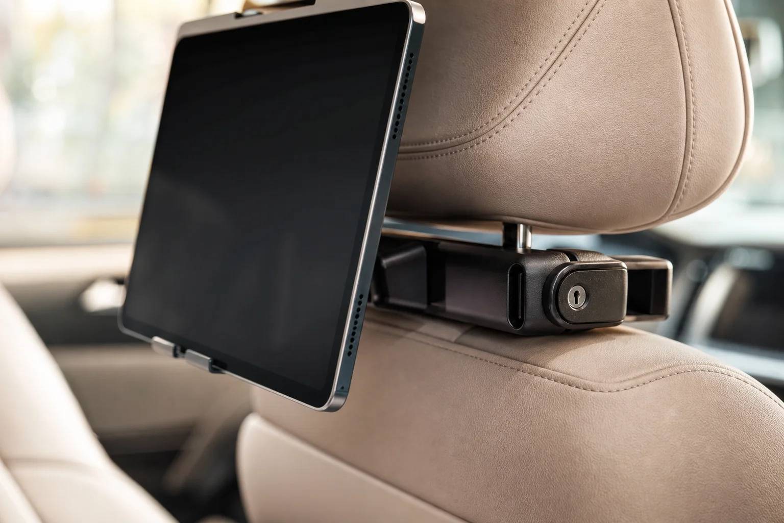 Primer plano de una tablet montada en el reposacabezas del coche con mecanismo de bloqueo
