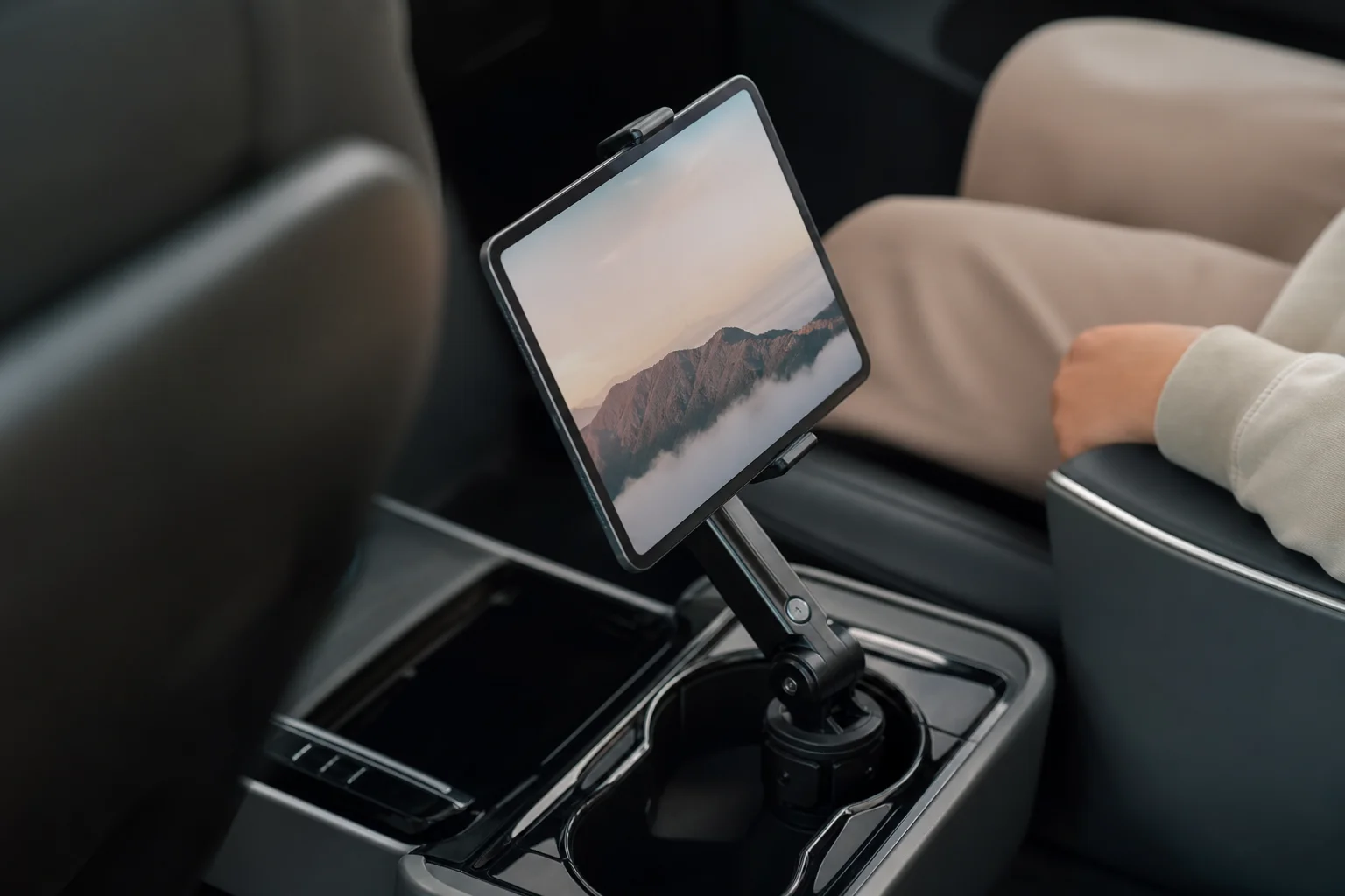 Tablet montada en el portavasos del coche con brazo giratorio en múltiples ángulos