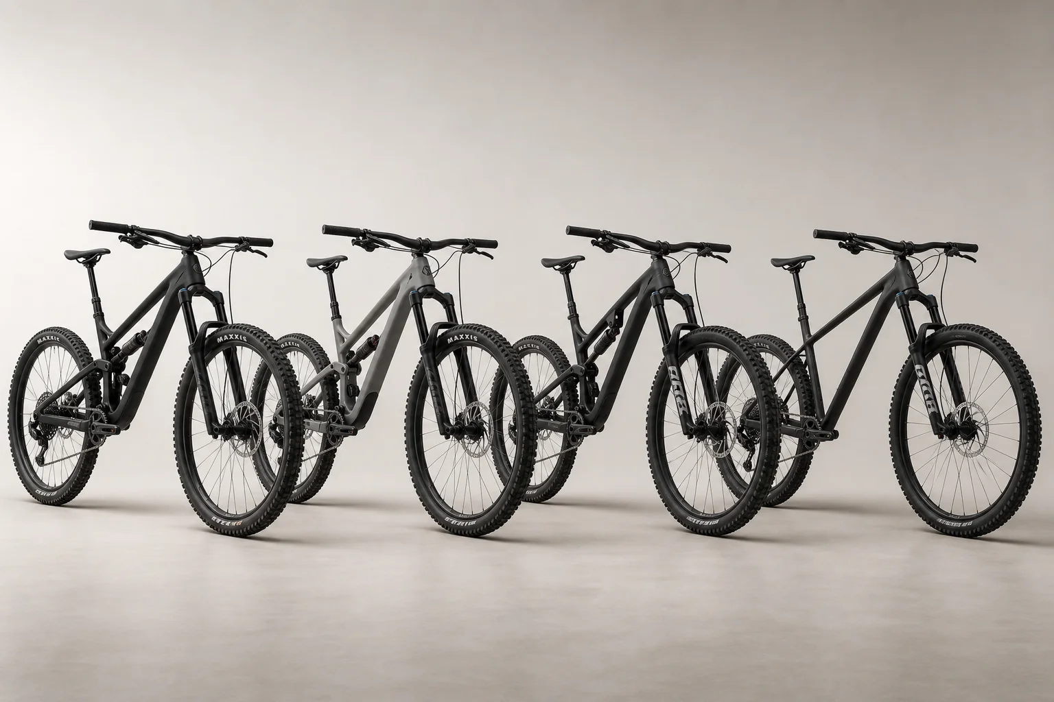 Quattro trail bike e mountain bike hardtail disposte su uno sfondo neutro