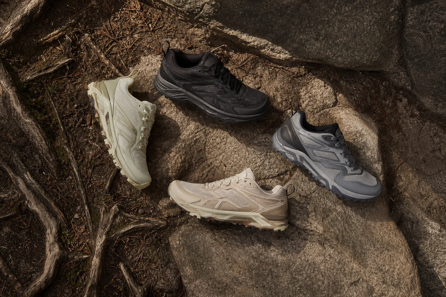 Draufsicht auf Trailrunning-Schuhe auf natürlichem Untergrund mit Steinen