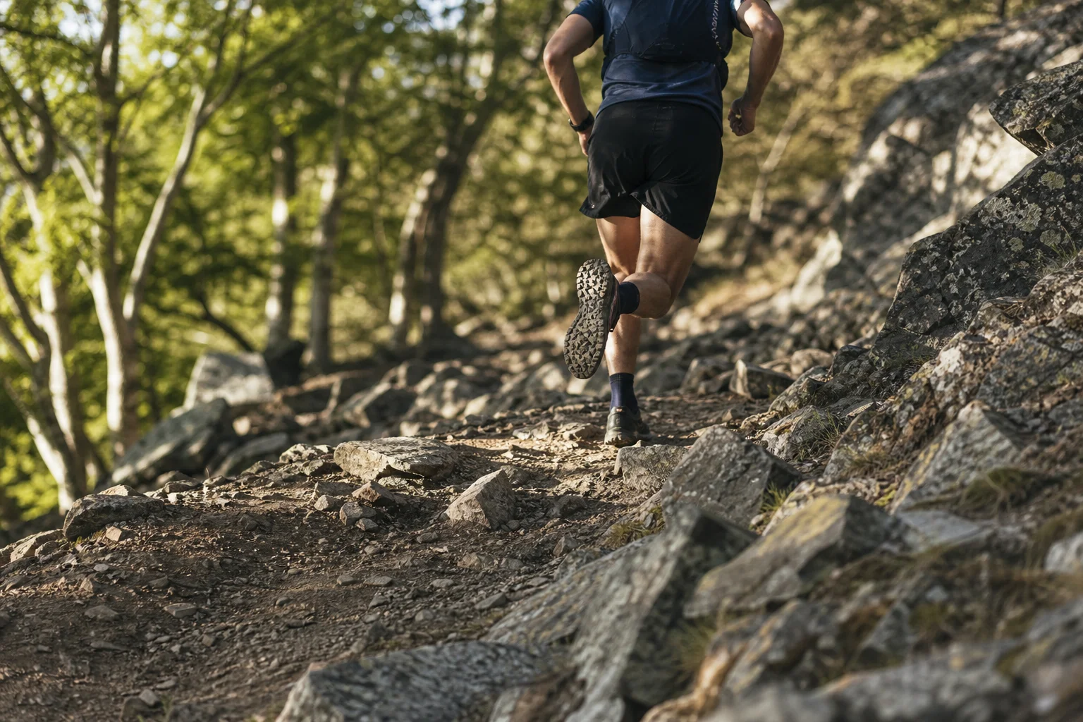 Trailrunner auf felsigem Terrain mit unterschiedlichen Bodenbeschaffenheiten