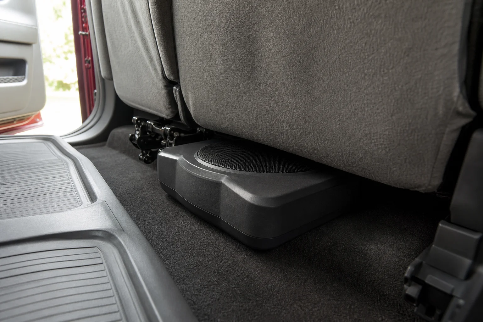 Caja de camioneta con instalación de subwoofer debajo del asiento en una camioneta pickup