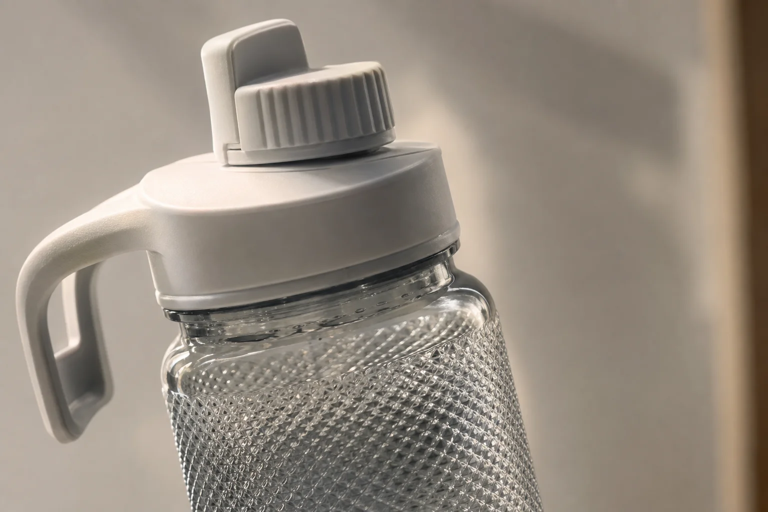 軽量なプラスチック製ウォーターボトルのグリップとキャップのデザインのクローズアップ