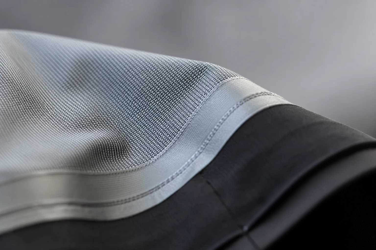 Primer plano de las costuras selladas y la construcción impermeable de una tela Gore-Tex