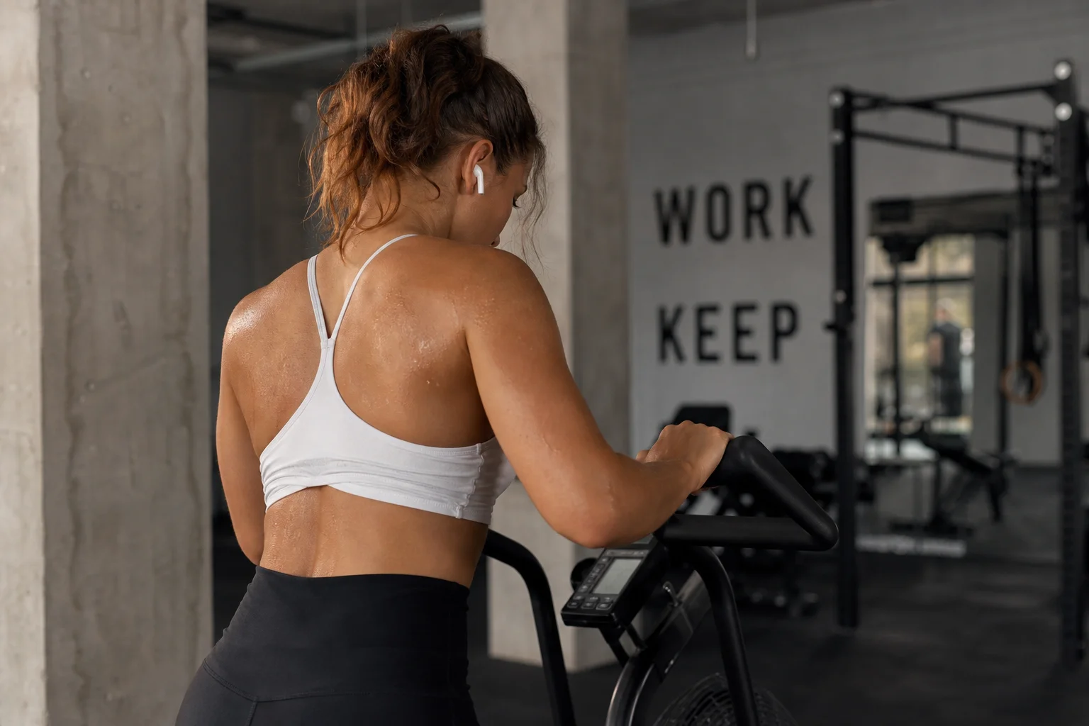 Person som använder hörlurar under ett träningspass på ett gym