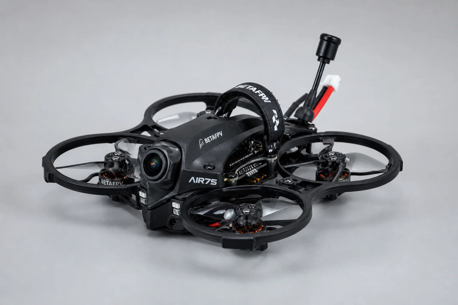 콘크리트 바닥 위에 놓인 BetaFPV Meteor 75 Pro와 Air75 FPV 드론의 모습