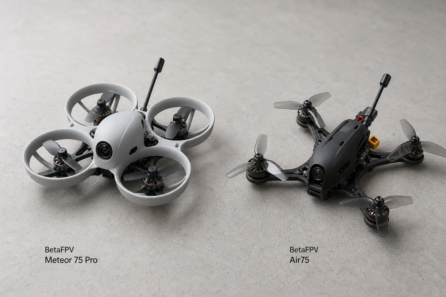 BetaFPV Meteor 75 Pro und Air75 FPV-Drohnen auf einer Betonoberfläche