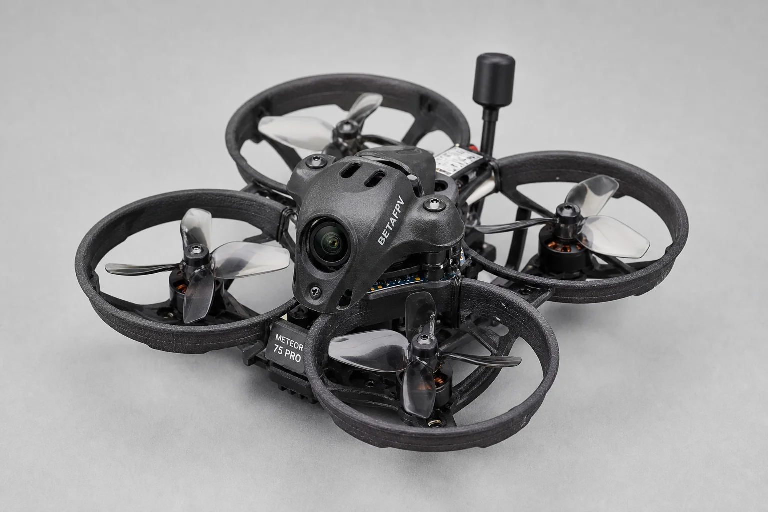 콘크리트 바닥 위에 놓인 BetaFPV Meteor 75 Pro와 Air75 FPV 드론의 모습