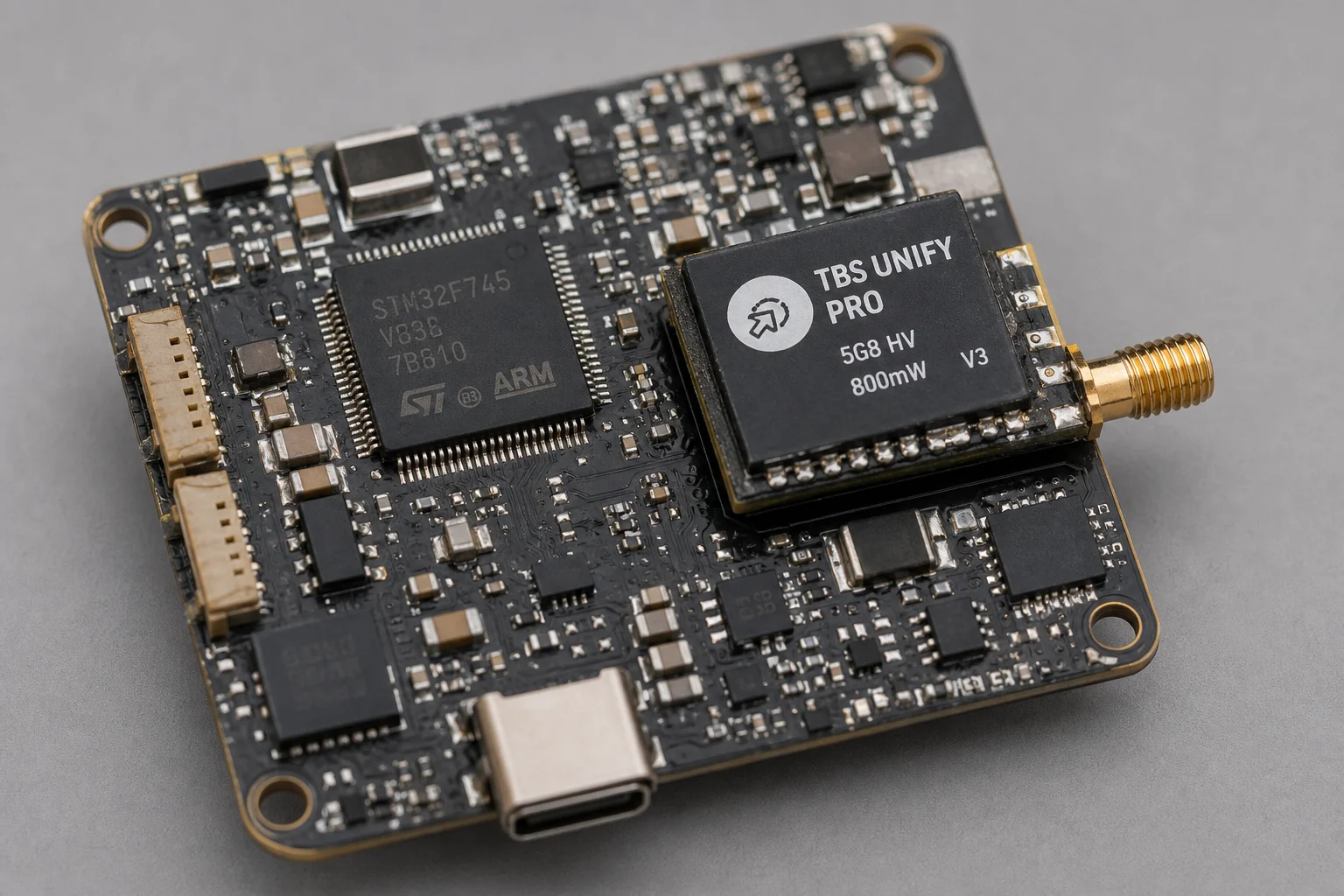 Nahaufnahme der integrierten Flight-Controller-Platine mit Prozessor und VTX
