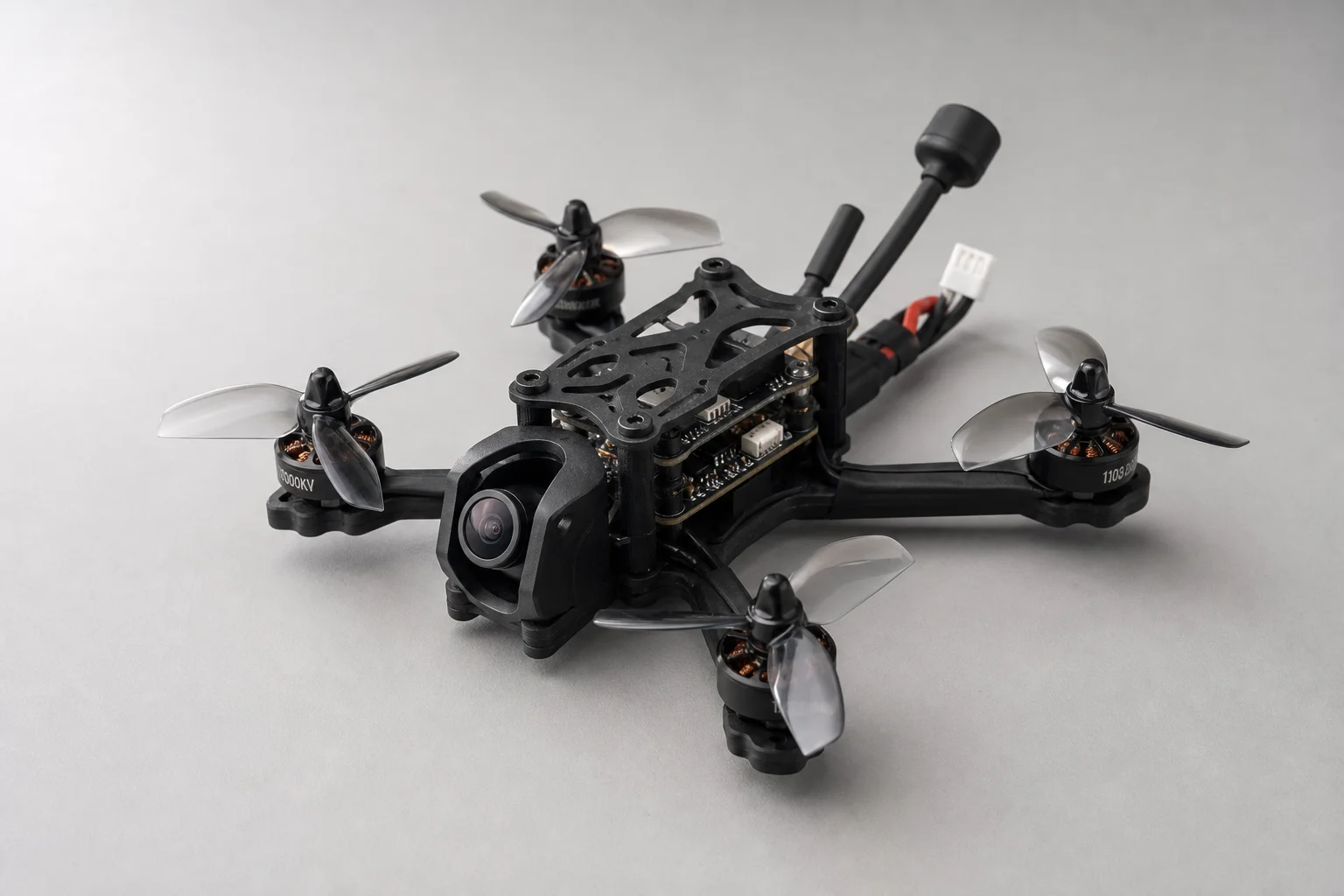 Drone tiny whoop BetaFPV Meteor75 Pro con eliche da 45 mm su una superficie grigia