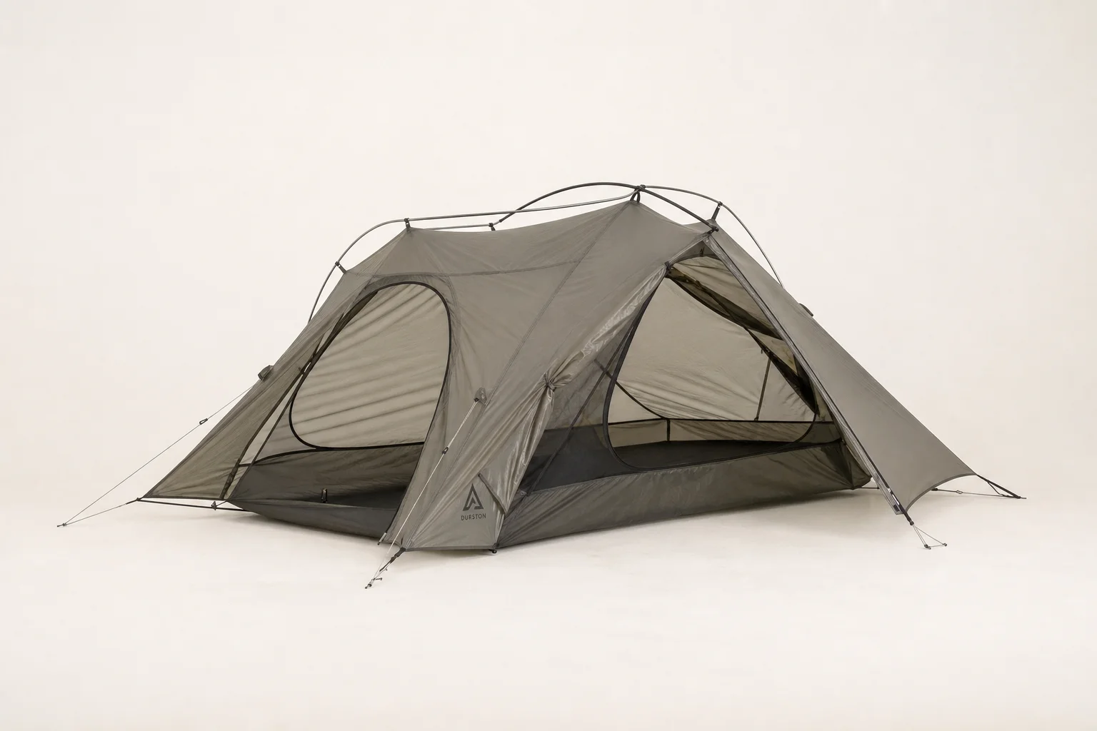 Sei tende da backpacking per due persone disposte su una superficie in cemento, che mostrano varietà nel design e nei colori