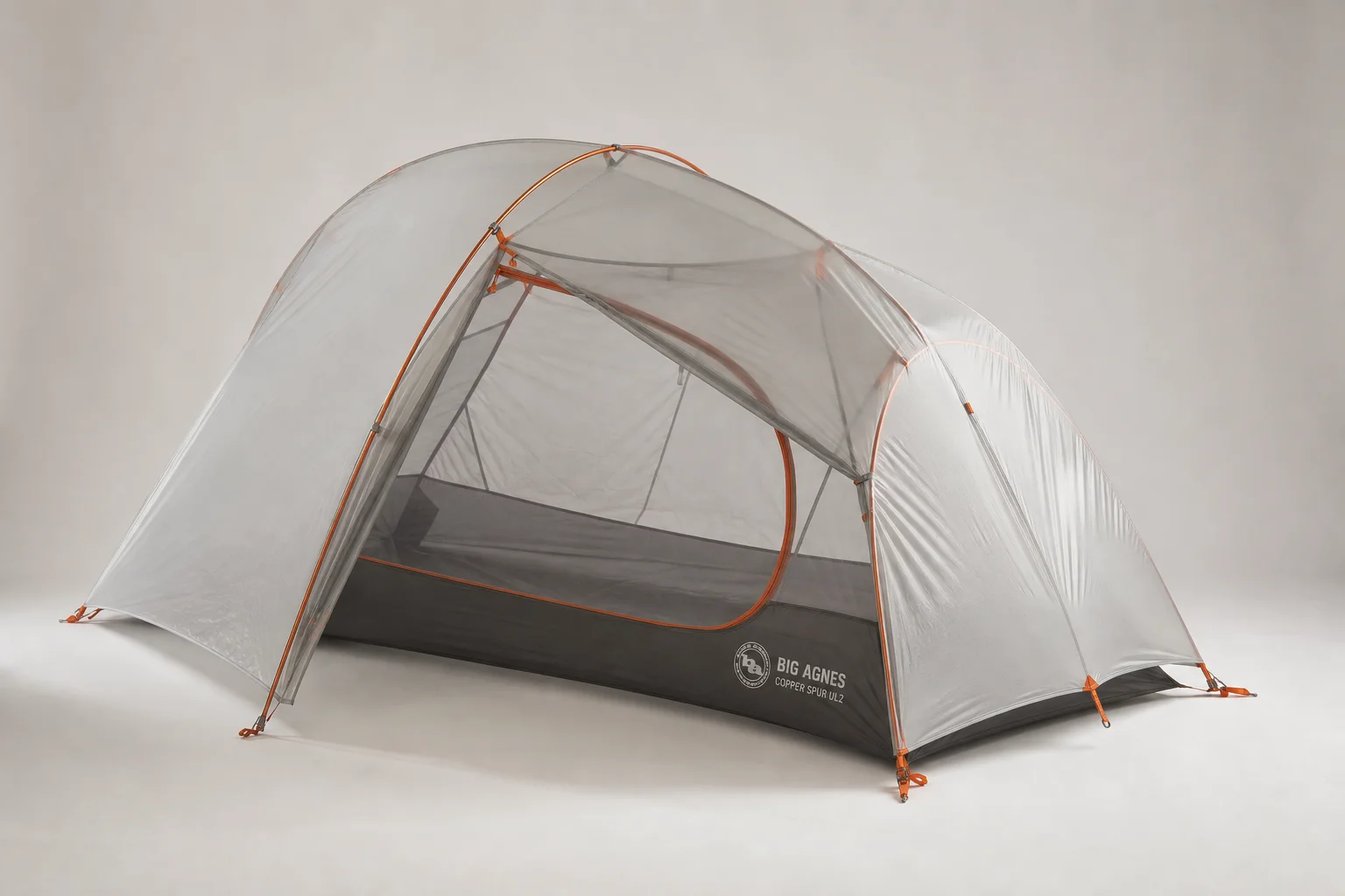 Tenda ultraleggera Big Agnes Copper Spur UL2 montata su uno sfondo neutro