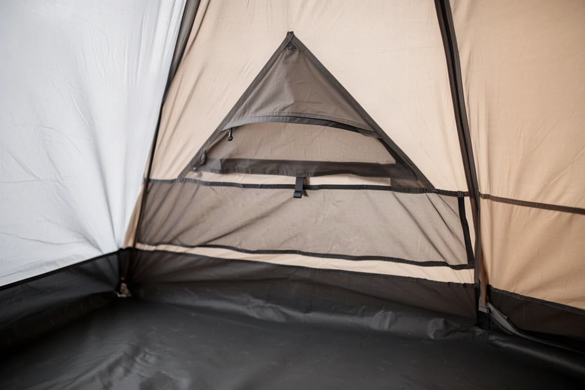 Single-wall backpacktent opgezet op een blootgestelde bergkam in de schemering met strakke scheerlijnen